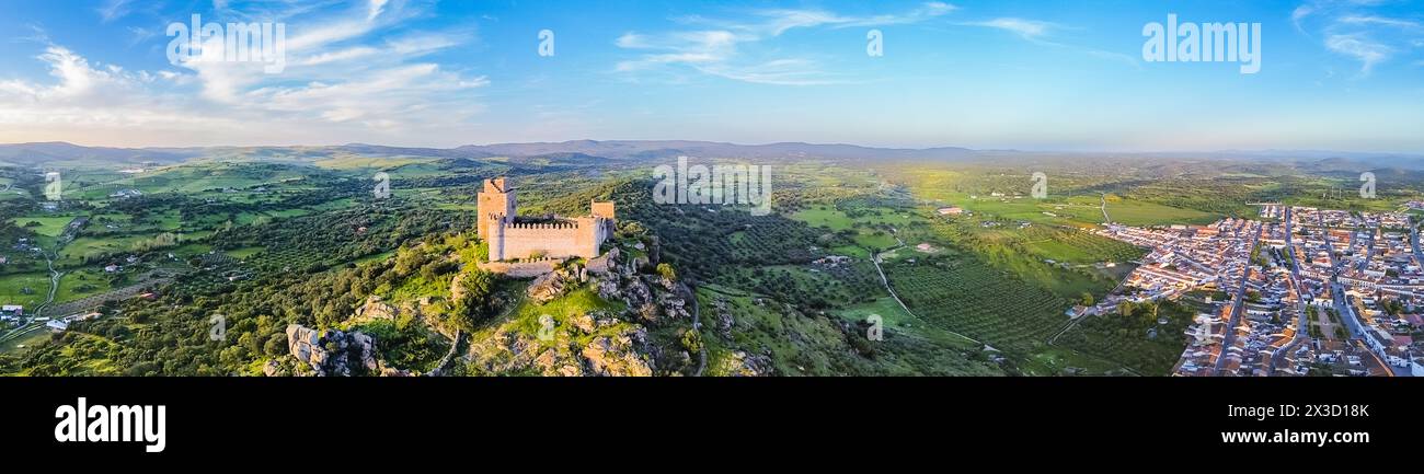 Vista panoramica del castello di Burguillos del Cerro. Foto Stock