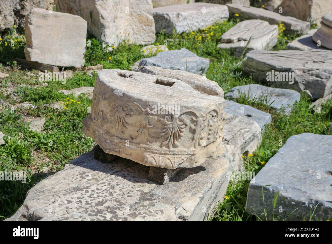 Osserva la bellezza duratura di una pietra invecchiata, parte delle maestose colonne di marmo che adornano l'Acropoli, raccontando silenziosamente storie di antichi artigiani Foto Stock