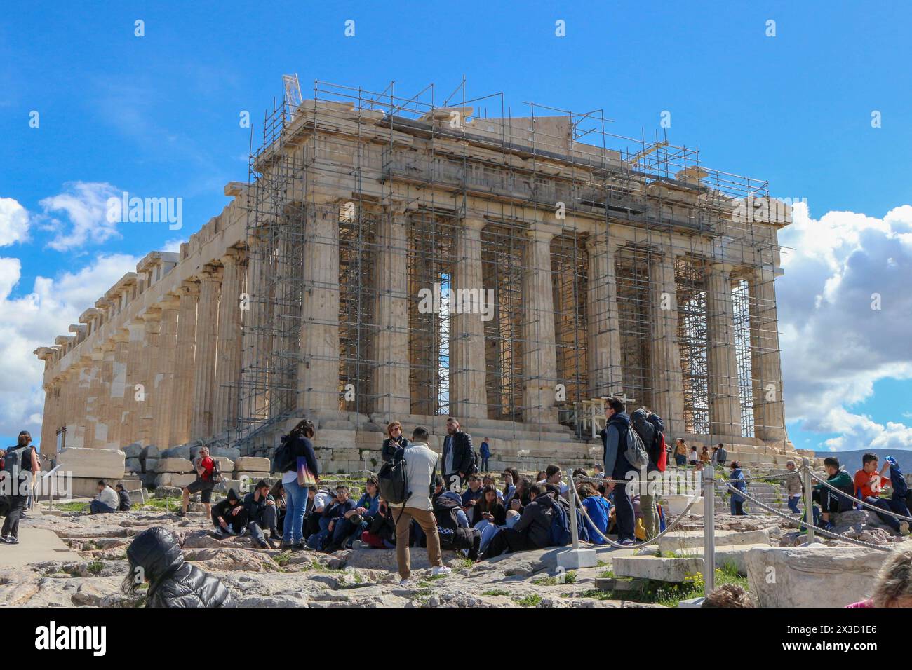 Assisti alla trasformazione del Partenone nel corso della ristrutturazione, simboleggiando il delicato equilibrio tra le aspettative del turismo contrastate e la meticolosa re Foto Stock