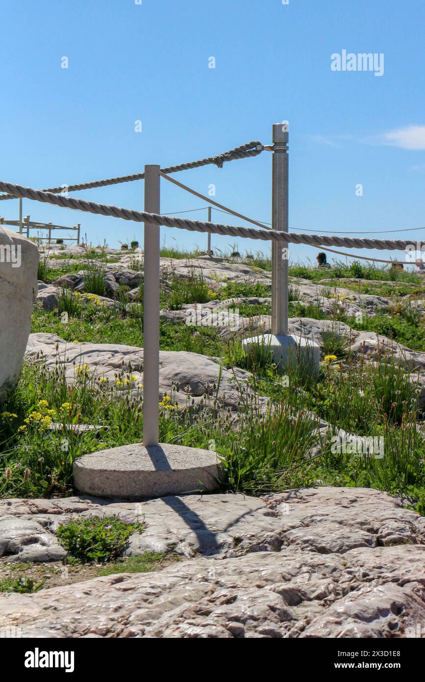 Esalta la bellezza panoramica con una recinzione rustica in corda, che infonde carattere e fascino in un ambiente pittoresco, invitando i visitatori ad esplorare e ammirare Foto Stock