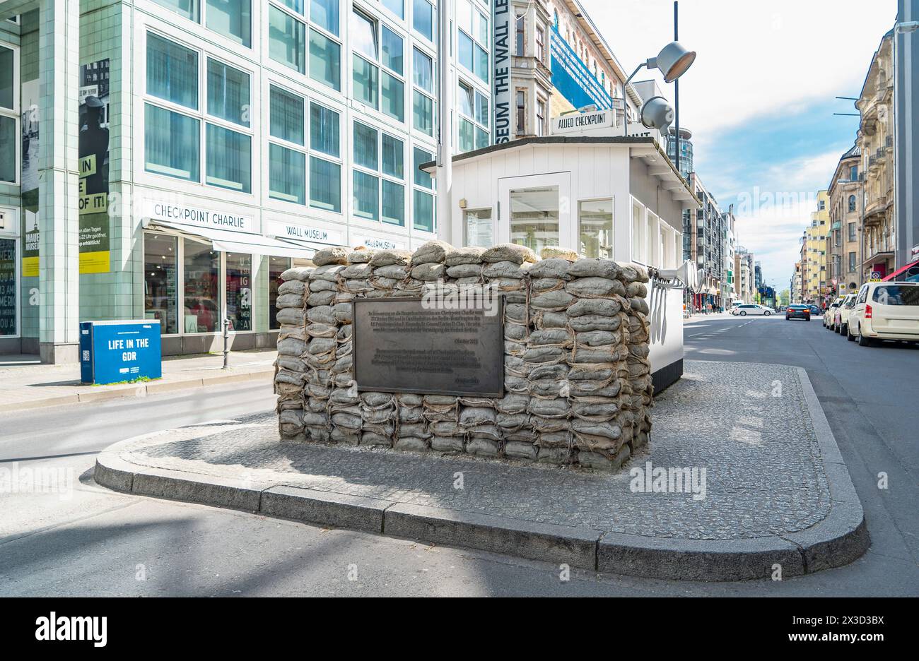 Il famoso checkpoint Charlie a Berlino Foto Stock