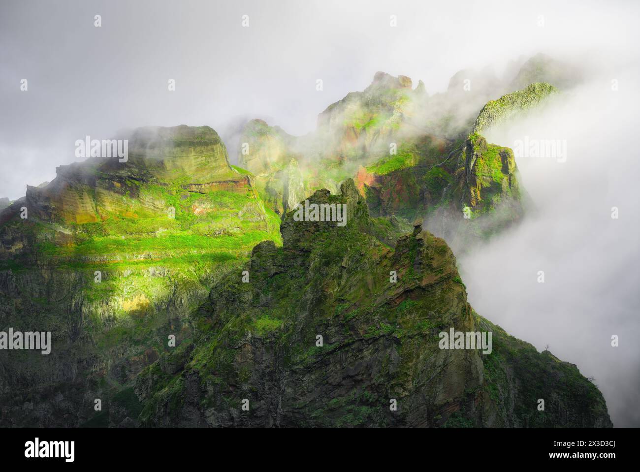 Ethereal Peaks of Central Madeira che emergono dalle nuvole del mattino Foto Stock
