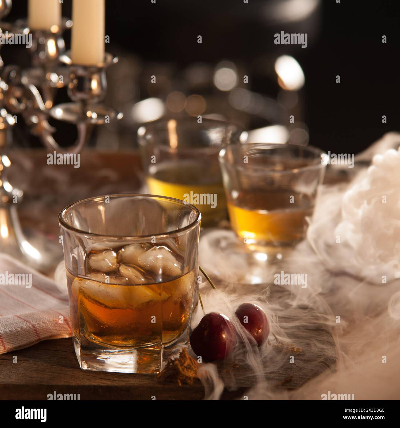 Whisky sulle rocce con uno sfondo inquietante e nebbioso Foto Stock
