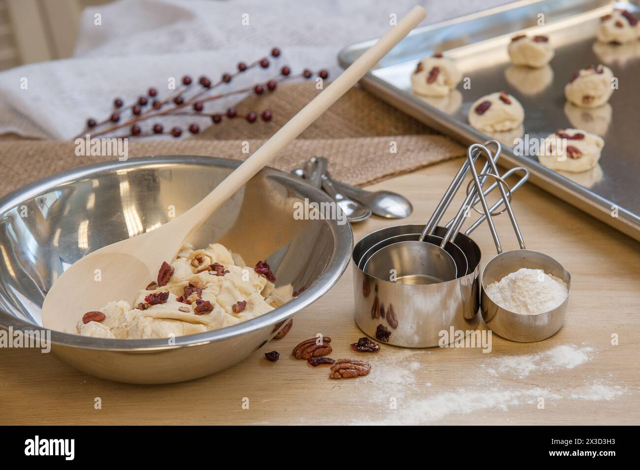 Cottura al forno con impasto per biscotti e ingredienti per feste Foto Stock