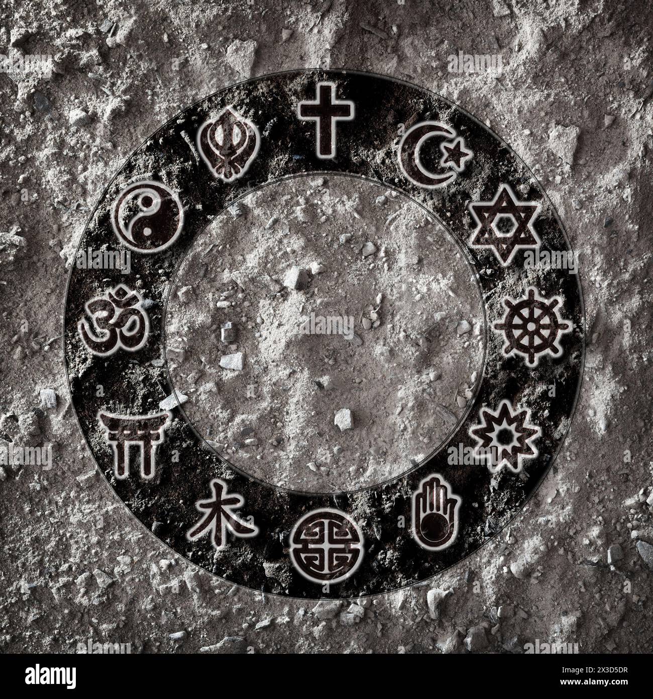 Simboli di varie religioni del mondo in cerchio su sfondo di terra testurizzata grigia. Vista dall'alto. Foto Stock