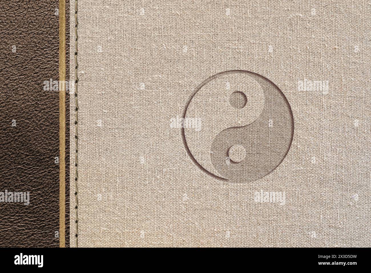 Design in stile taoista marrone con texture in pelle e tessuto con incisione yin-yang. Vista dall'alto. Foto Stock