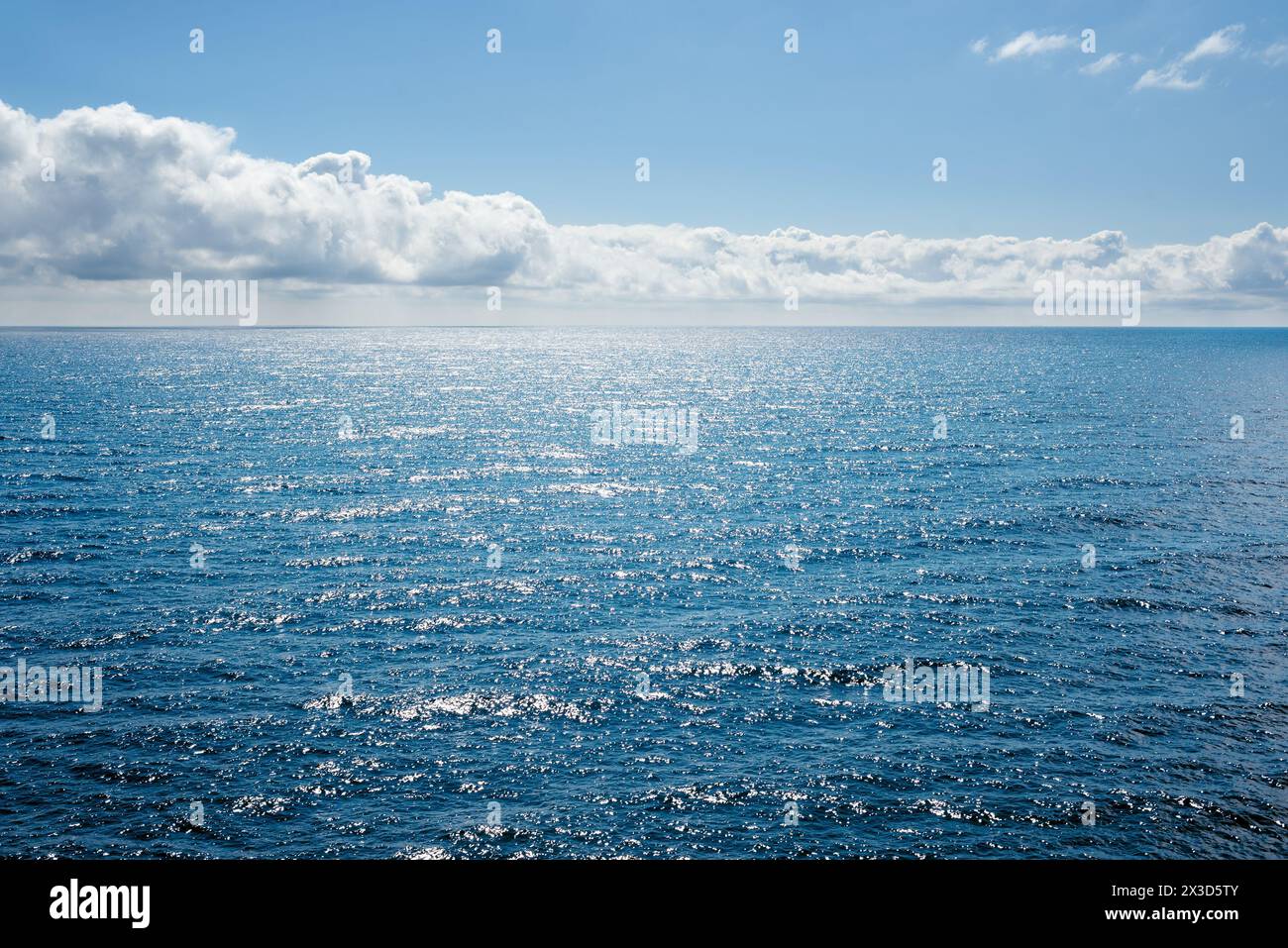 Il blu del cielo e del mare Foto Stock