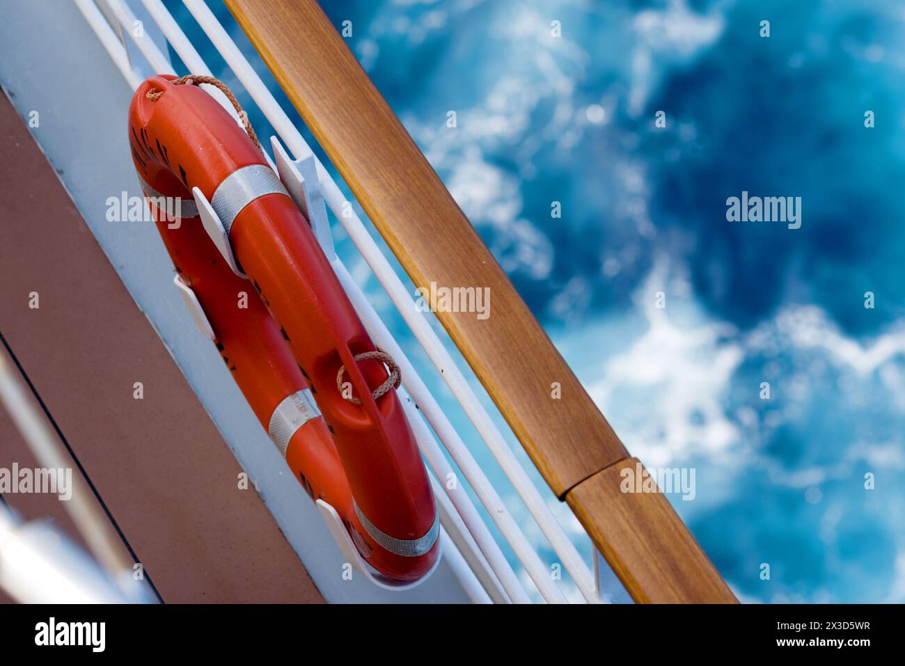 Primo piano del salvagente su un ponte della nave Foto Stock