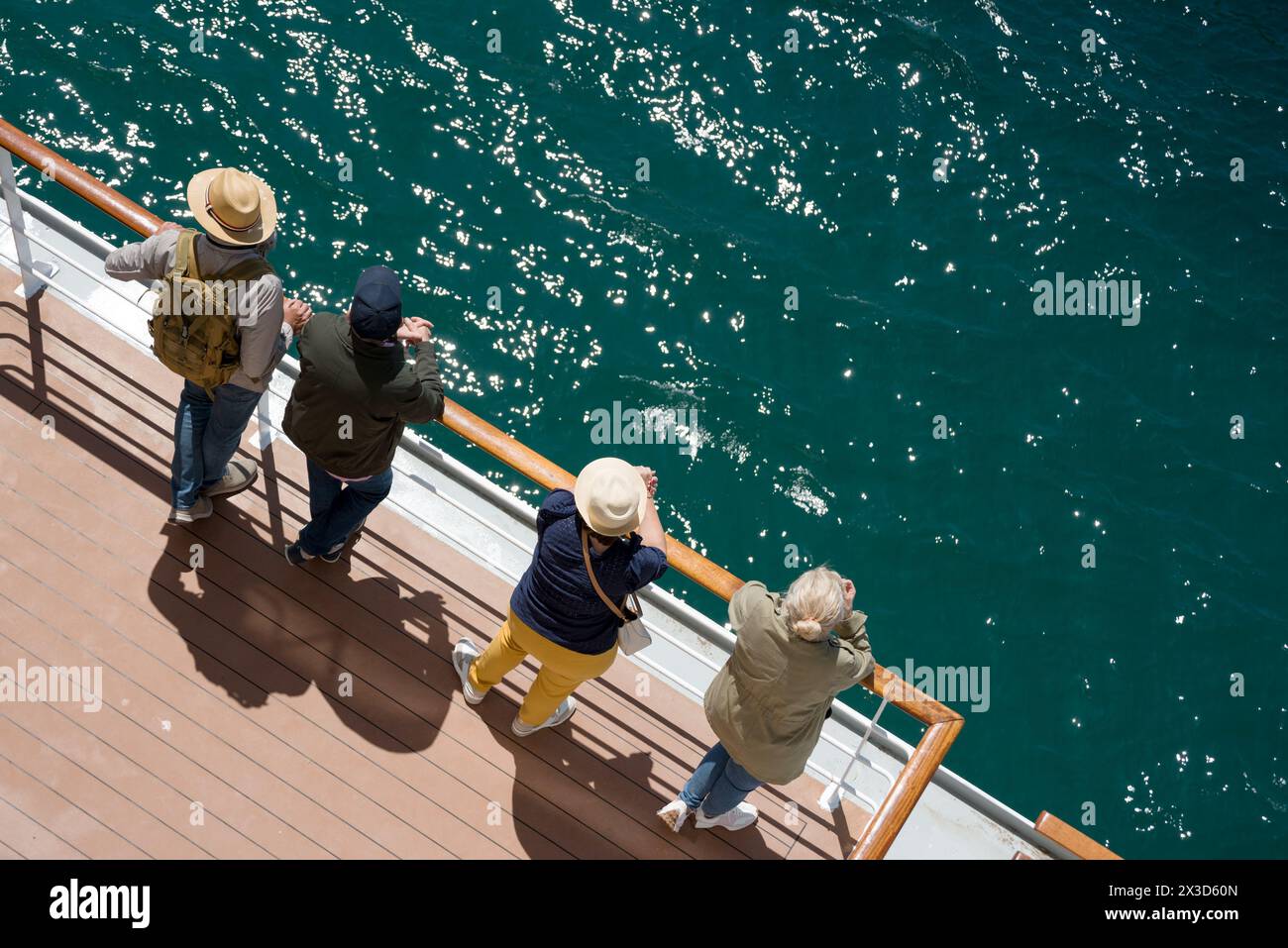 Viaggiatori che guardano il mare dal ponte delle navi. Vista dall'alto Foto Stock