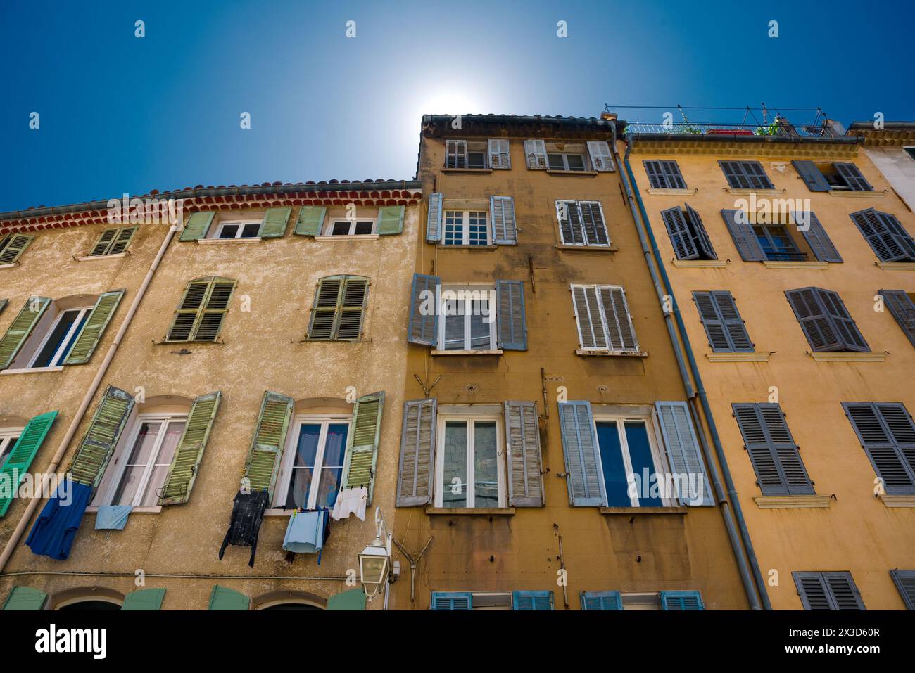 Vecchie case a Lione. Vista dal basso Foto Stock