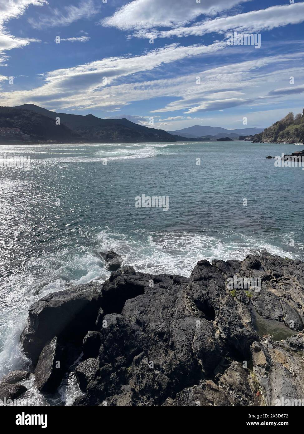 Le onde arrivano a Mundaka, in Spagna, in un giorno di primavera Foto Stock