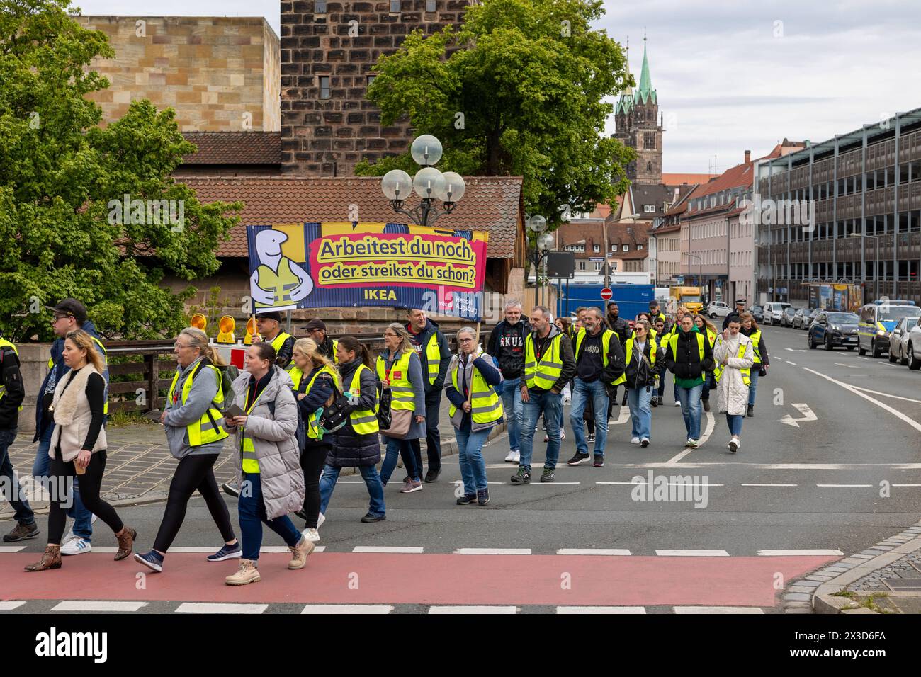 verdi Streik im bayerischen Handel Die Verdi Gewerkschaftsmitglieder aus den Bezirken Augsburg, Ingolstadt und Nürnberg trafen sich in Nürnberg auf dem Kornmarkt unter dem motto alle tanzen in den mai wir in eine ungewisse Zukunft zu einer Kundgebung mit einem Tanz-Flash Mobs Nürnberg Bayern Deutschland *** sciopero Verdi nel commercio bavarese membri del sindacato Verdi di Augusta, i distretti di Ingolstadt e Norimberga si sono incontrati a Norimberga sul Kornmarkt per un raduno con una flash mob di danza sotto lo slogan alle tanzen in den mai wir in eine ungewississe Zukunft Norimberga Baviera Germania 20240426-6V2A1891 Foto Stock