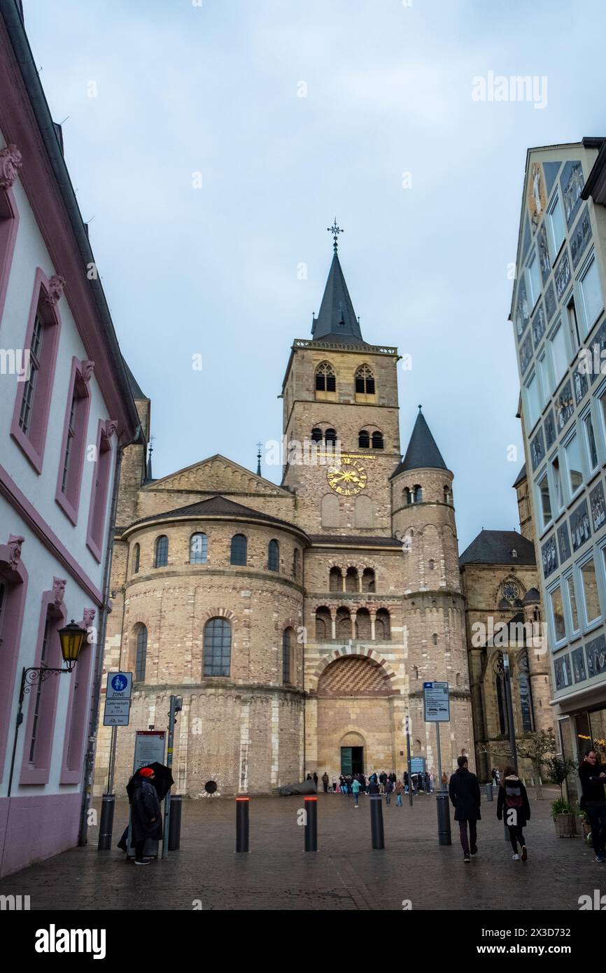 Treviri, Rijnland-Palts, Germania, 23 marzo 2024, la cattedrale di Treviri (Dom St. Peter), un monumento di architettura romanica, si erge in modo impressionante contro un cielo nuvoloso. Questa immagine cattura l'imponente presenza della cattedrale nel cuore di Treviri, in Germania, con le sue doppie guglie e i dettagli intricati della facciata. Il tempo coperto aggiunge un tocco drammatico alla scena, mettendo in risalto la natura senza tempo di questo sito Patrimonio dell'Umanità. Grandezza storica: La cattedrale di Treviri in un giorno nuvoloso. Foto di alta qualità Foto Stock