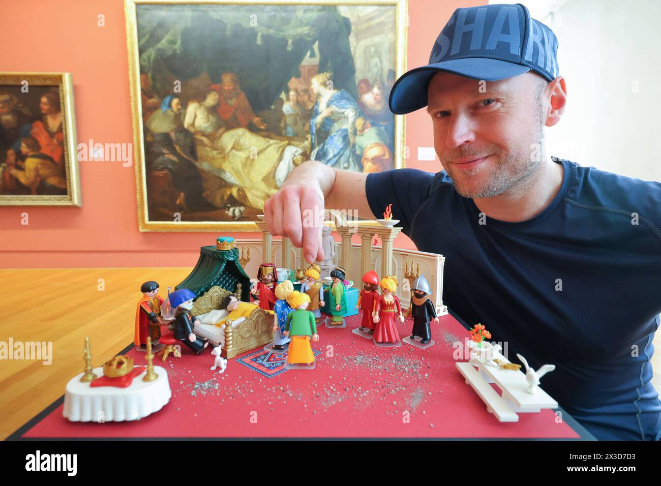 Sonderausstellung mit dem Titel Playmobil trifft Gemaeldegalerie im Kasseler Schloss Wilhelmshoehe. Foto vom 24.04.2024: Oliver Schaffer am Diorama zum Gemaelde Antiochus und Stratonike Der kranke Koenigssohn, Antonio Bellucci, um 1700 Der Hamburger Kuenstler Oliver Schaffer praesentiert vom 4. Mai bis 15. 30 settembre Dioramen aus Playmobil-Materialien, Die Gemaelde aus der Sammlung der Alten Meister im Schloss Wilhelmshoehe nachstellen. Auch einige Portraets bekannter Persoenlichkeiten wie etwa Martin Luther setzt Schaffer phantasievoll um und schafft so neue Perspektiven. Siehe epd-Mel Foto Stock