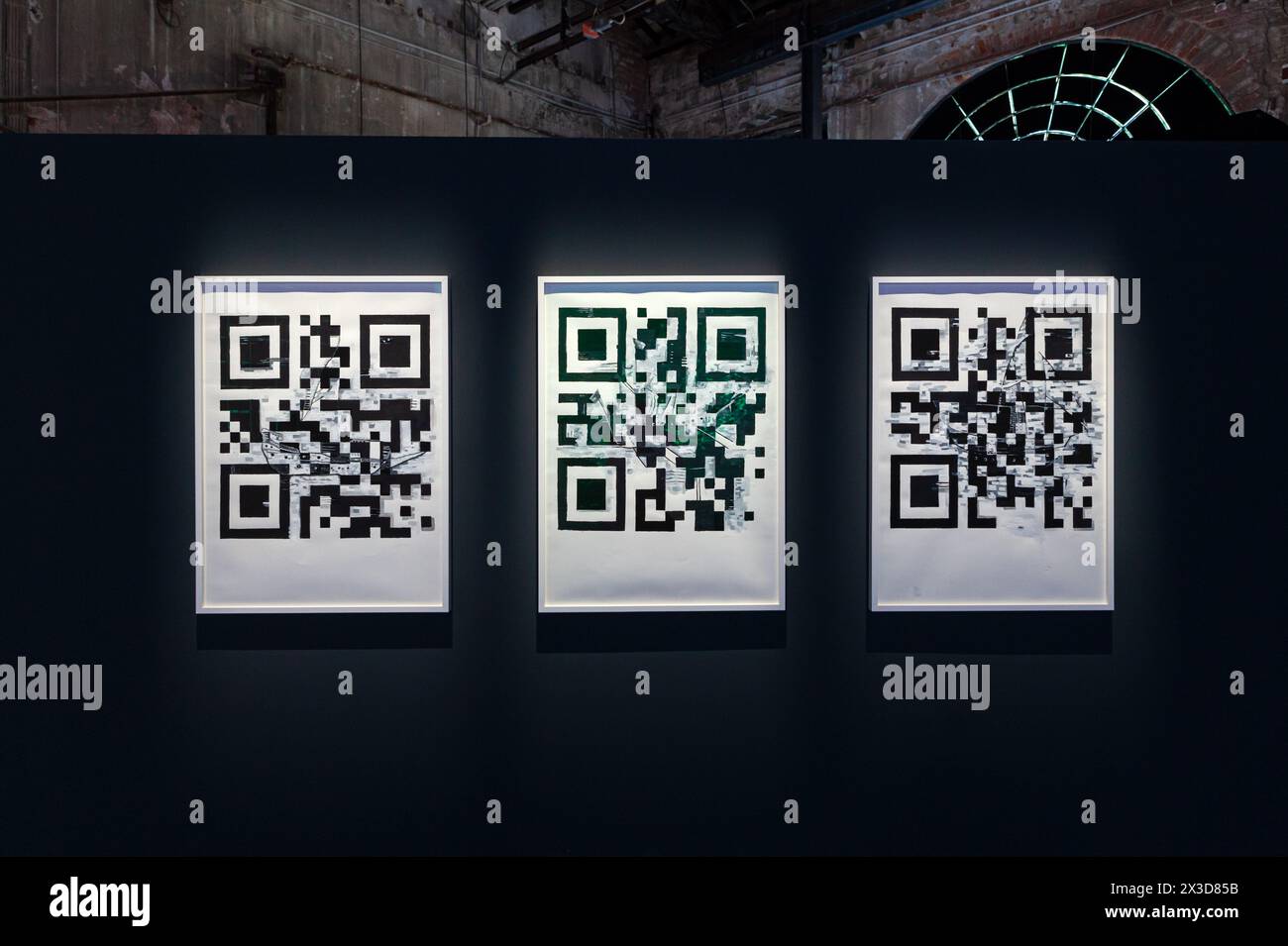 Venezia, Italia - 18 aprile 2024: Video installazione di Matthew Attard, intitolato Ship graffiti QR, della serie Draw Your Ship, esposta all'Arsenale, ma Foto Stock