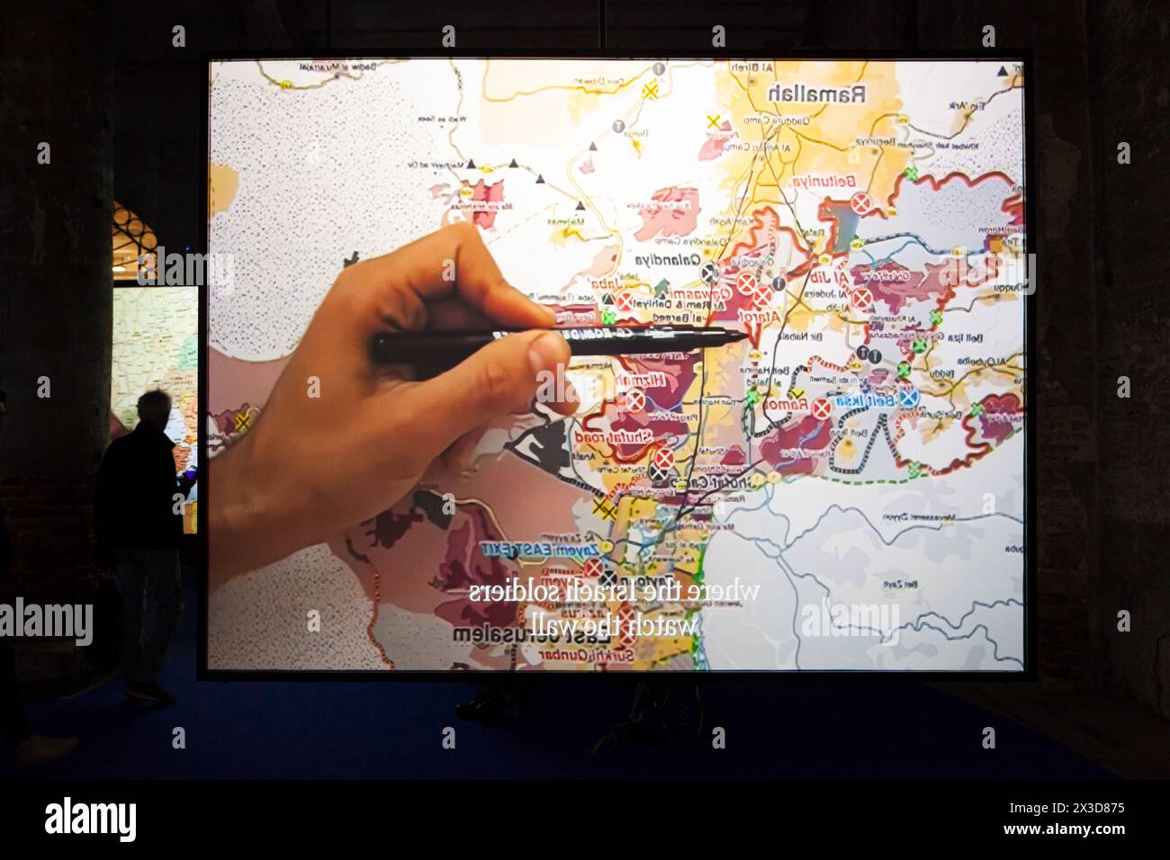 Venezia, Italia - 18 aprile 2024: Video installazione di Boukhra Khalili, intitolato The Mapping Journey Project esposto all'Arsenale durante il 60° Inte Foto Stock