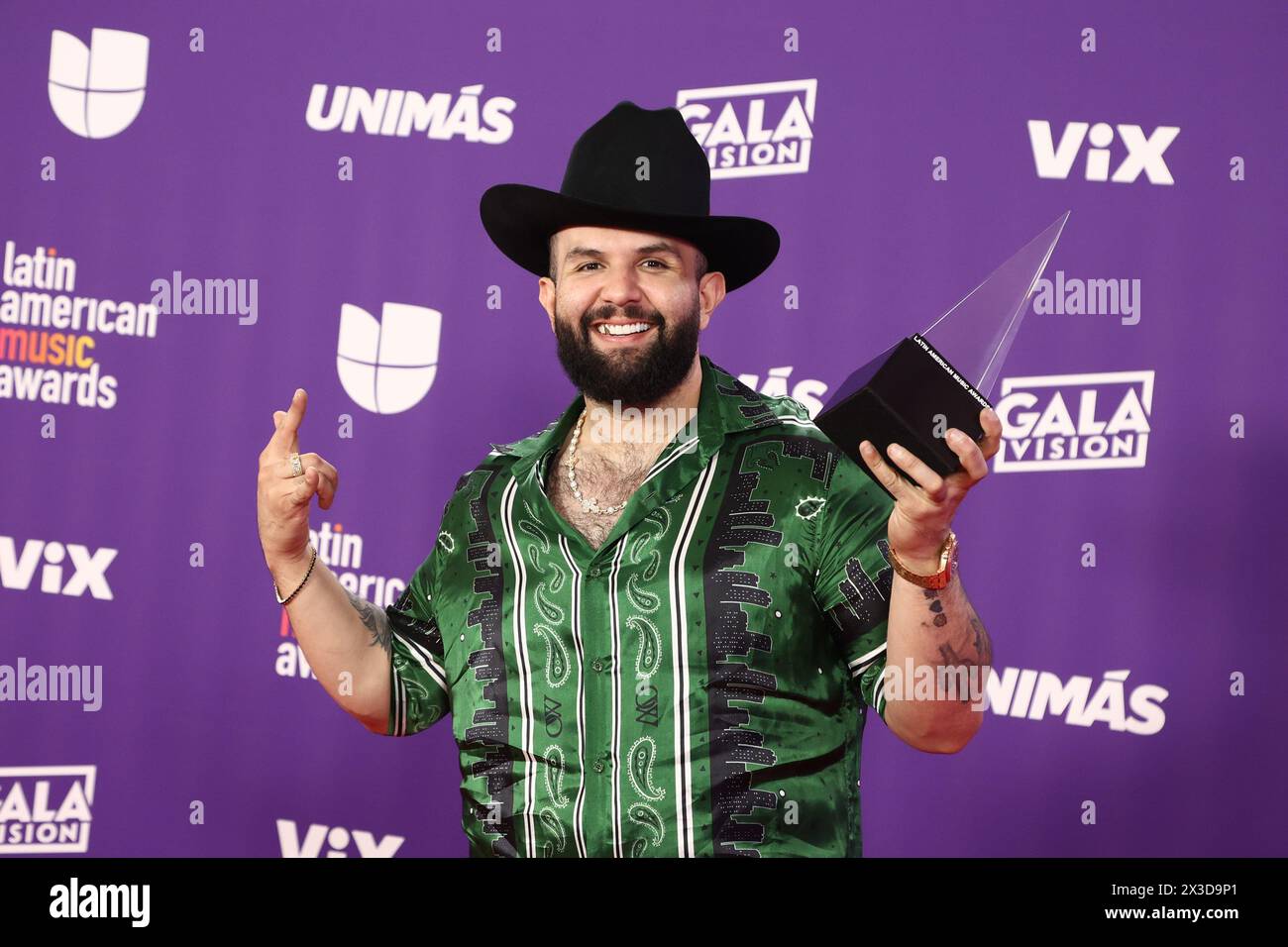 Las Vegas, Stati Uniti. 25 aprile 2024. Carin León, vincitore del premio "Best Artist - Regional Mexican", posa nella sala stampa durante i Latin American Music Awards 2024 presso la Grand Garden Arena dell'MGM Resort and Casino di Las Vegas, Nevada, giovedì 25 aprile 2024. Foto di James Atoa/UPI credito: UPI/Alamy Live News Foto Stock