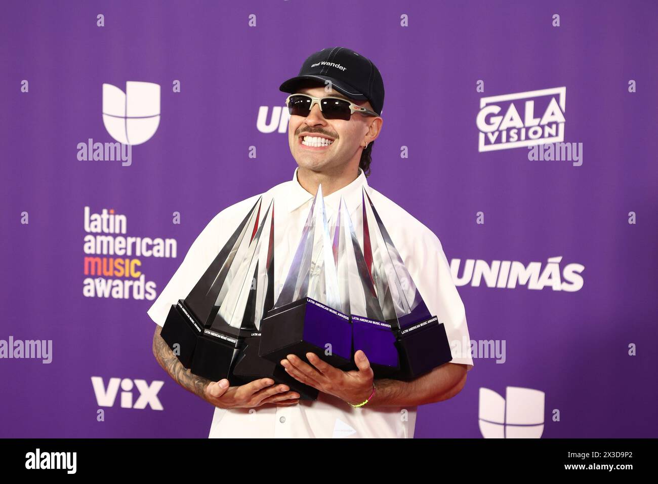 Las Vegas, Stati Uniti. 25 aprile 2024. Feid, vincitore del premio "Collaboration of the Year", "Collaboration Crossover of the Year", "streaming Artist of the Year", "Best Collaboration - Urban", e i premi "Best Song - Urban", posa nella sala stampa durante i Latin American Music Awards 2024 alla Grand Garden Arena dell'MGM Resort and Casino di Las Vegas, Nevada, giovedì 25 aprile 2024. Foto di James Atoa/UPI credito: UPI/Alamy Live News Foto Stock