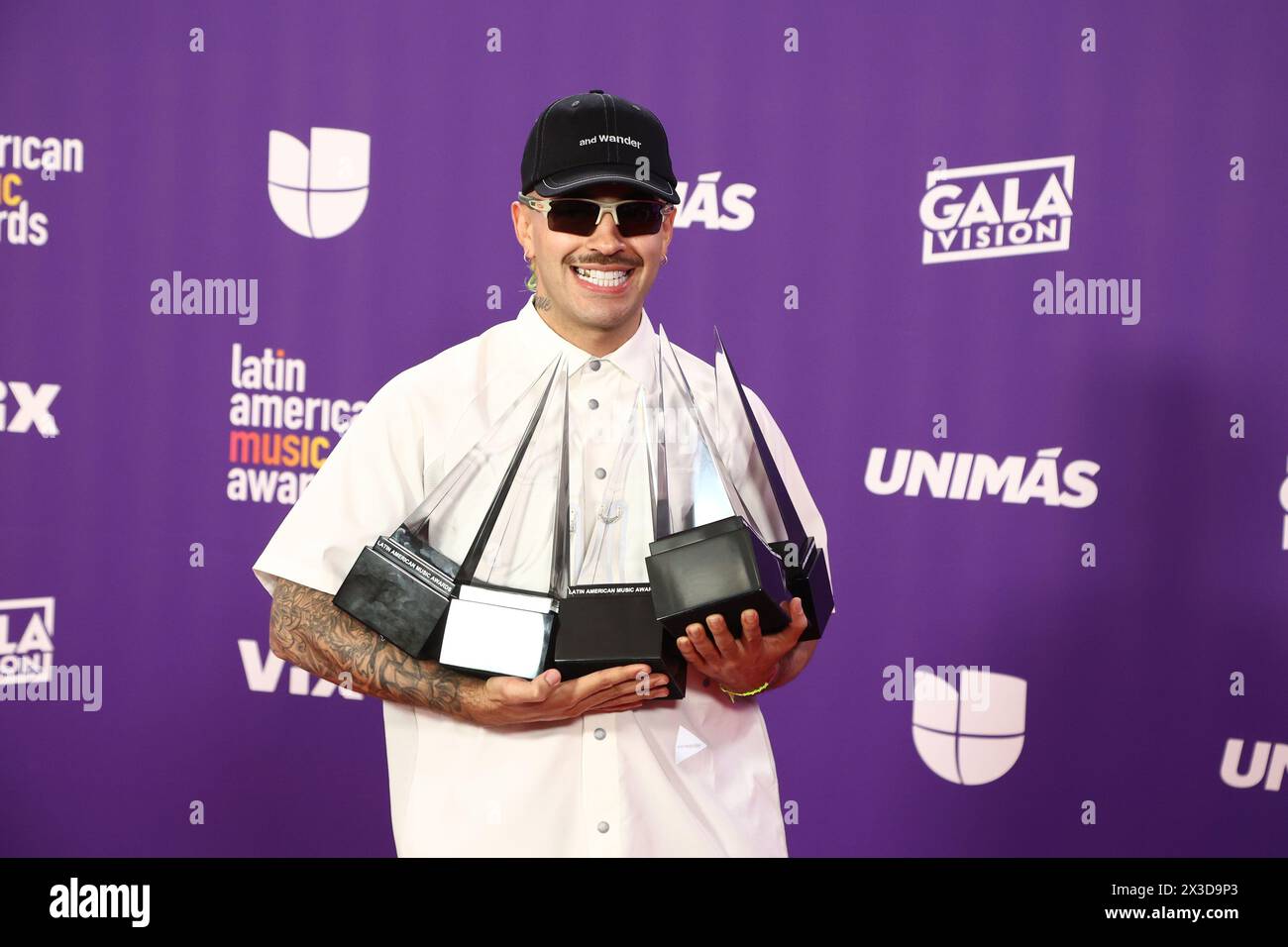 Las Vegas, Stati Uniti. 25 aprile 2024. Feid, vincitore del premio "Collaboration of the Year", "Collaboration Crossover of the Year", "streaming Artist of the Year", "Best Collaboration - Urban", e i premi "Best Song - Urban", posa nella sala stampa durante i Latin American Music Awards 2024 alla Grand Garden Arena dell'MGM Resort and Casino di Las Vegas, Nevada, giovedì 25 aprile 2024. Foto di James Atoa/UPI credito: UPI/Alamy Live News Foto Stock