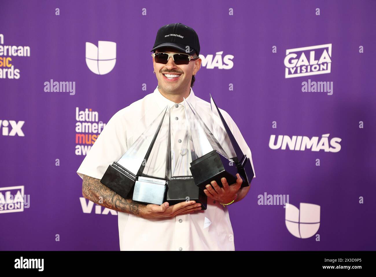 Las Vegas, Stati Uniti. 25 aprile 2024. Feid, vincitore del premio "Collaboration of the Year", "Collaboration Crossover of the Year", "streaming Artist of the Year", "Best Collaboration - Urban", e i premi "Best Song - Urban", posa nella sala stampa durante i Latin American Music Awards 2024 alla Grand Garden Arena dell'MGM Resort and Casino di Las Vegas, Nevada, giovedì 25 aprile 2024. Foto di James Atoa/UPI credito: UPI/Alamy Live News Foto Stock