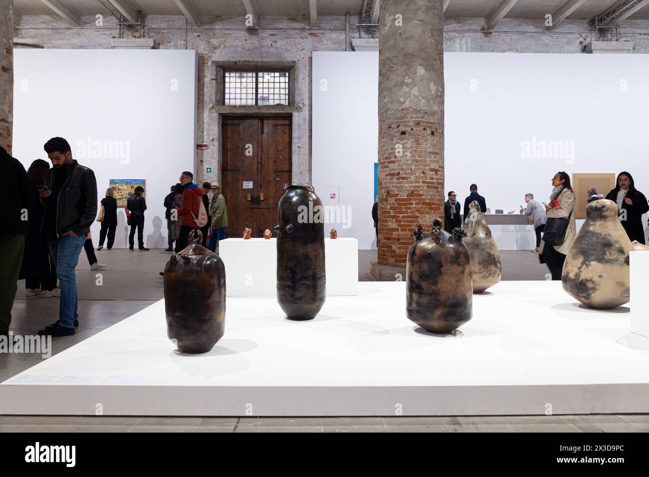 Venezia, Italia - 17 aprile 2024: Sculture in ceramica di Julia Isidrez esposte all'Arsenale durante la 60a esposizione Internazionale d'Arte di Venice bie Foto Stock