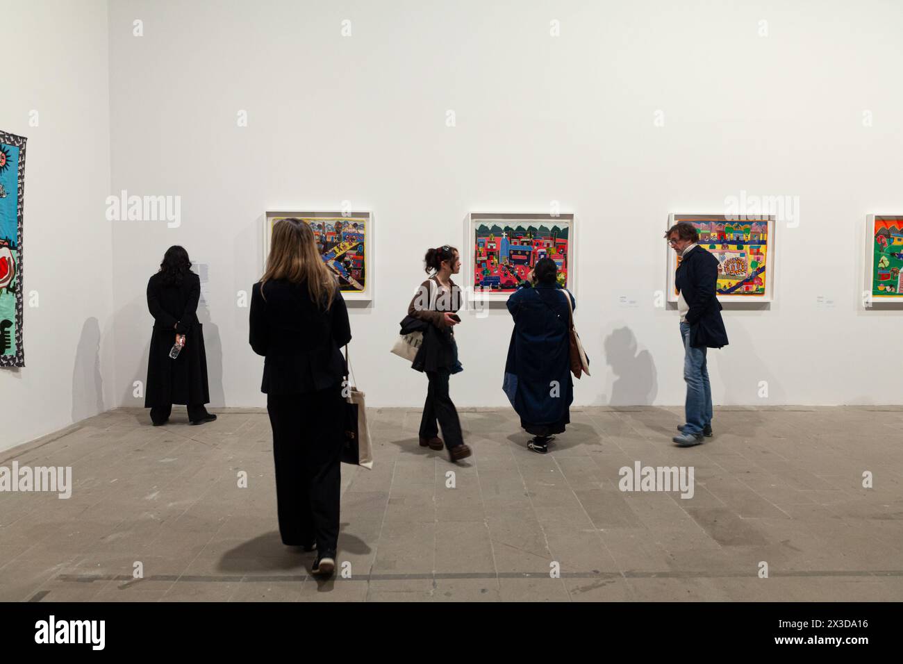 Venezia, Italia - 17 aprile 2024: Visitatori che guardano le opere di donne non identificate cilene, Arpillera esposta all'Arsenale durante il 60 aprile Foto Stock