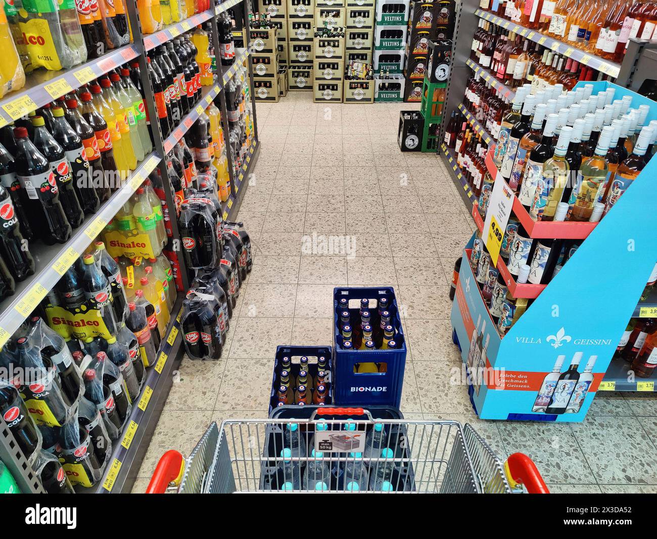 Il carrello della spesa viene spinto attraverso un negozio di bevande, in Germania Foto Stock