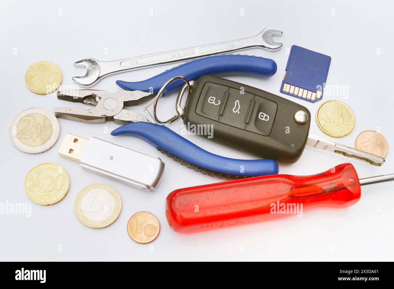 Chiave per auto, strumenti e scheda di memoria, immagine simbolica per lo scandalo delle emissioni, Dieselgate Foto Stock