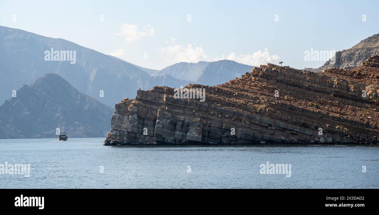 Un tranquillo viaggio attraverso la bellezza incontaminata dei fiordi di Khasab, dove le maestose montagne si incontrano con il mare tranquillo, offrendo uno sguardo alla natura Foto Stock