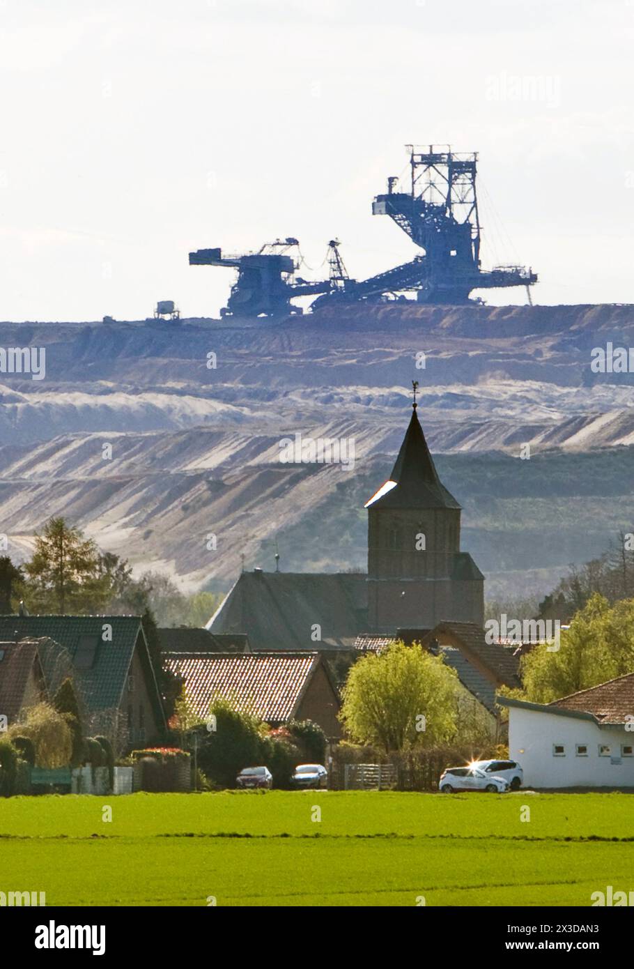 Miniera a cielo aperto Hambach con spanditore di fronte a St Chiesa di Laurentius a Esch, Germania, Renania settentrionale-Vestfalia, Elsdorf Foto Stock