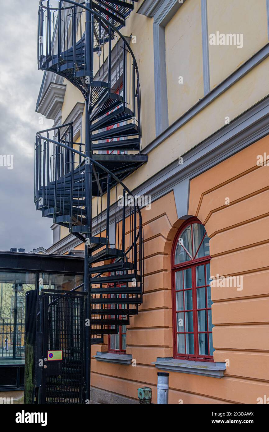 Scale di metallo a spirale sul lato di un edificio. Foto Stock