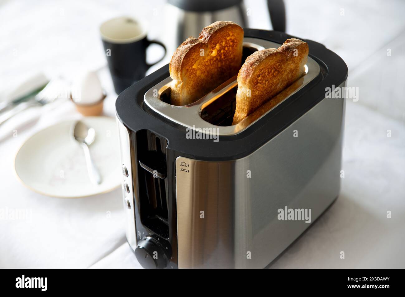 Tostapane con 2 fette di pane pronto per la colazione. Foto Stock