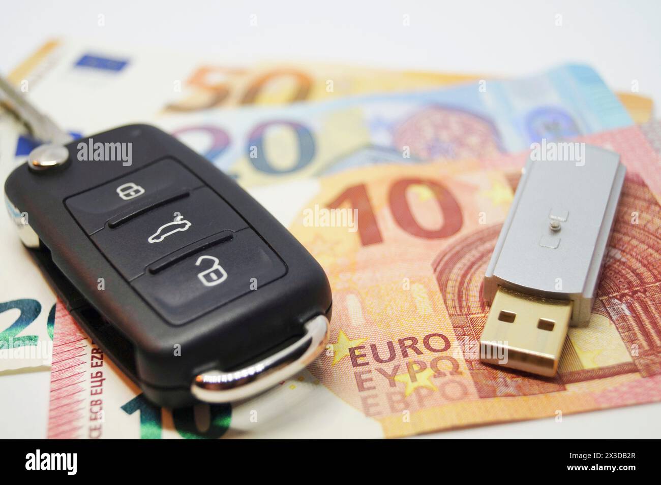 Chiave dell'auto, scheda di memoria e denaro, immagine simbolica per lo scandalo delle emissioni, Dieselgate Foto Stock