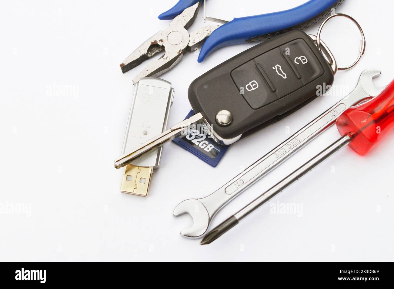 Chiave per auto, strumenti e scheda di memoria, immagine simbolica per lo scandalo delle emissioni, Dieselgate Foto Stock
