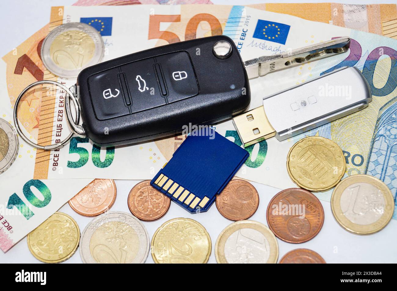 Chiave dell'auto, scheda di memoria e denaro, immagine simbolica per lo scandalo delle emissioni, Dieselgate Foto Stock