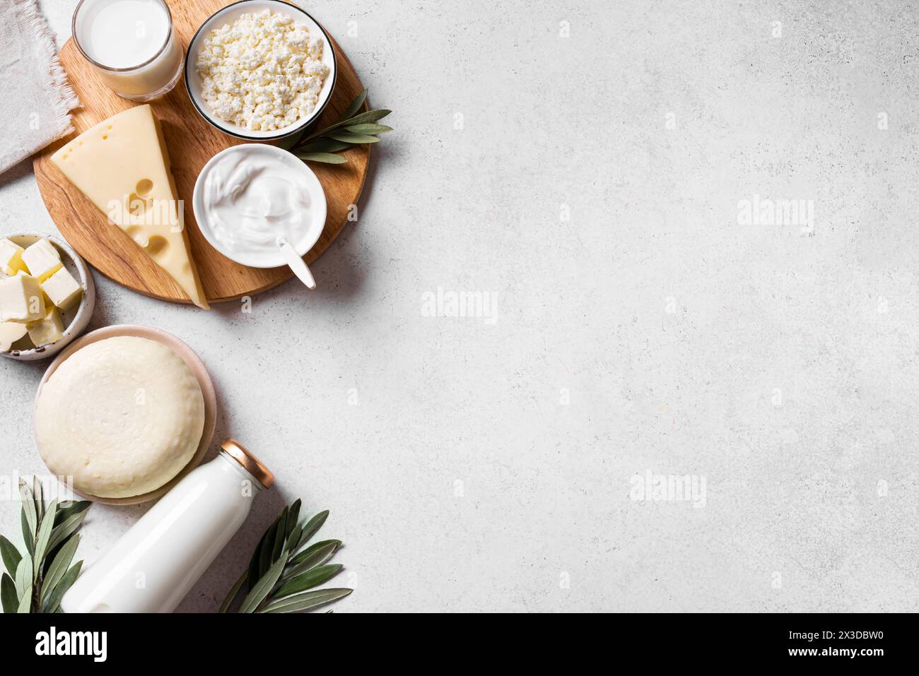 Vari prodotti lattiero-caseari. Latte, formaggio, cottage, panna acida, burro su sfondo bianco, vista dall'alto, spazio copia. Cibo biologico, festività ebraica Shavuot Foto Stock