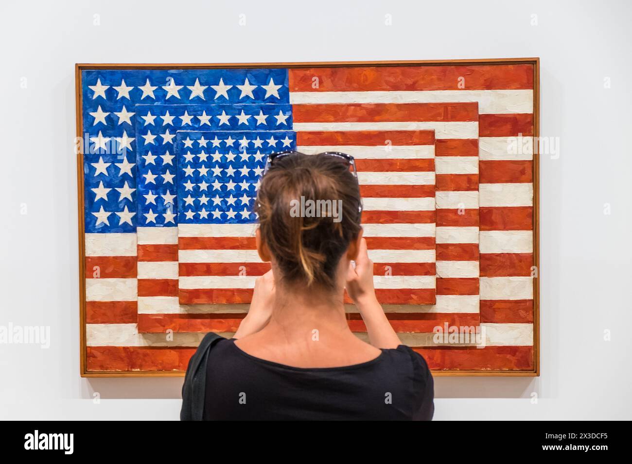 Donna che ama l'arte moderna al Whitney Museum of American Art di Manhattan, New York, U.SA Foto Stock