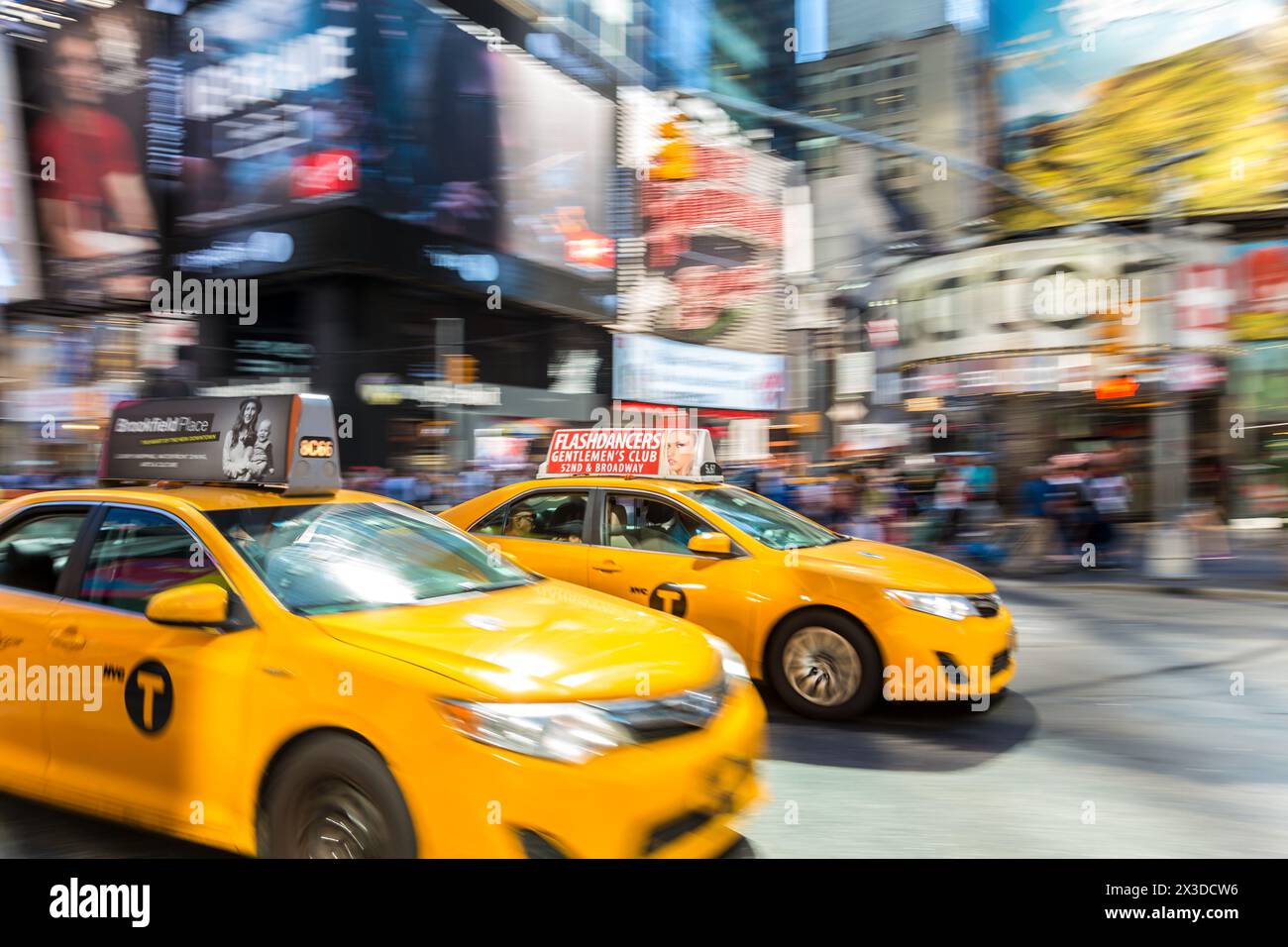 Taxi gialli, Times Square, Central Manhattan, New York, Stati Uniti Foto Stock