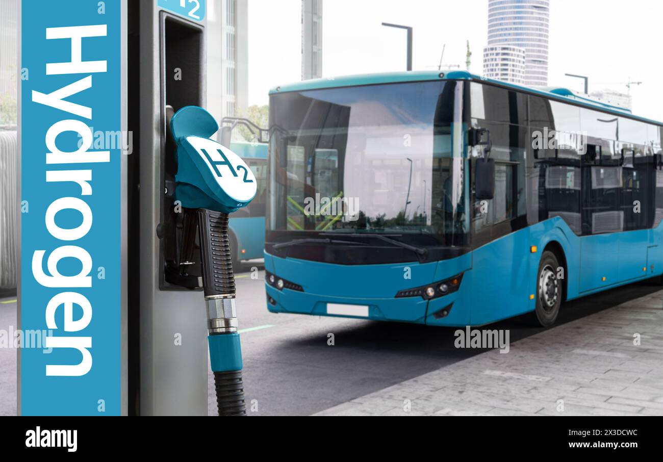 Un bus di celle a combustibile a idrogeno con stazione di rifornimento. Foto Stock
