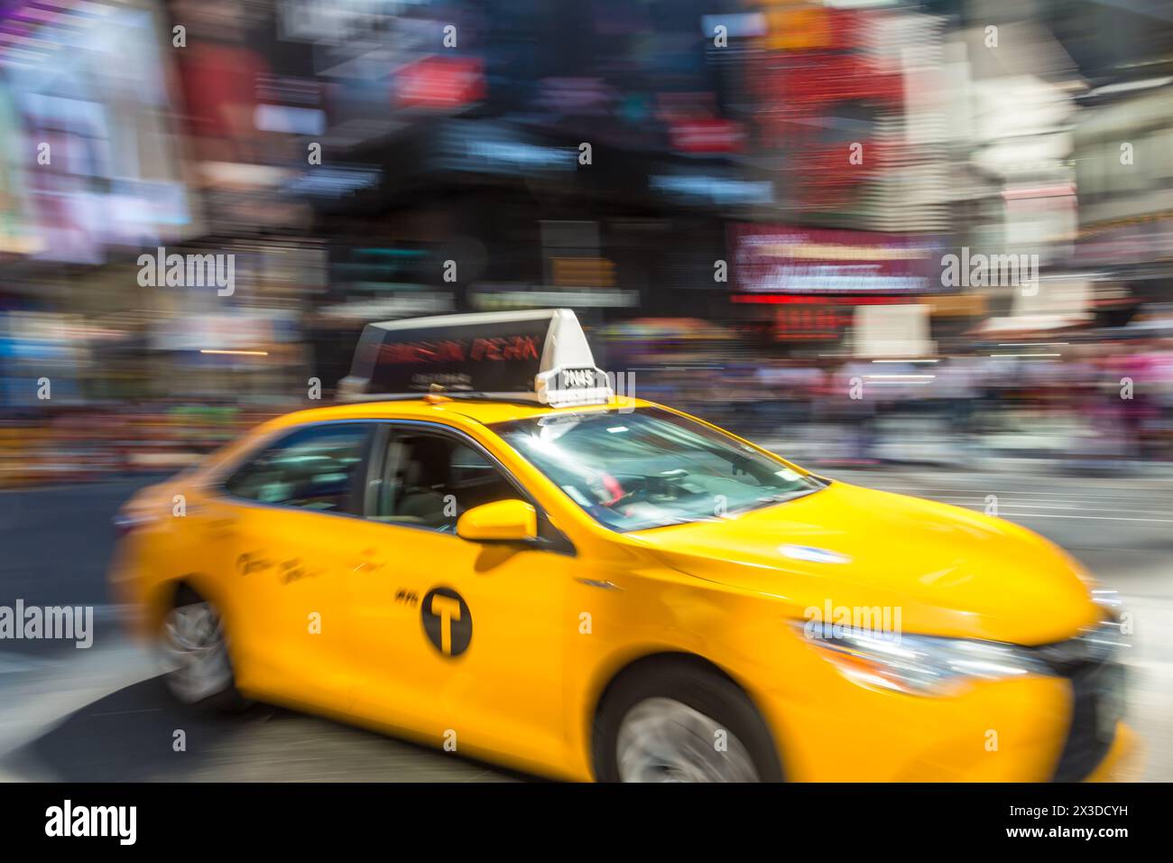 Taxi giallo, Times Square, Central Manhattan, New York, Stati Uniti Foto Stock