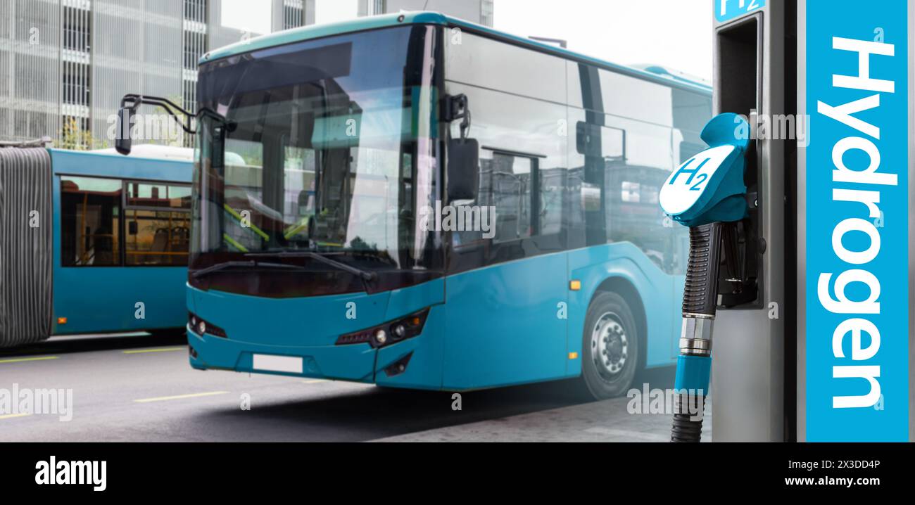 Un bus di celle a combustibile a idrogeno con stazione di rifornimento. Foto Stock