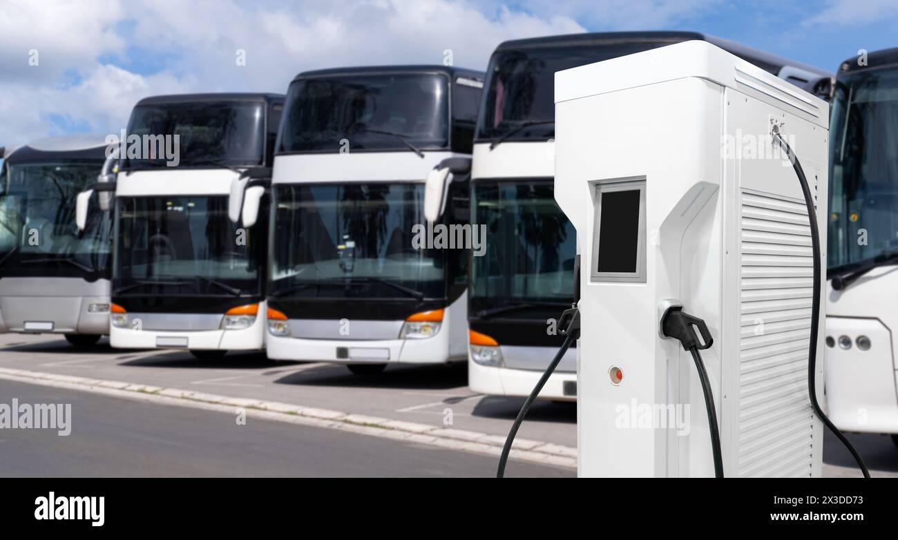 Autobus elettrici con stazione di ricarica. Foto Stock