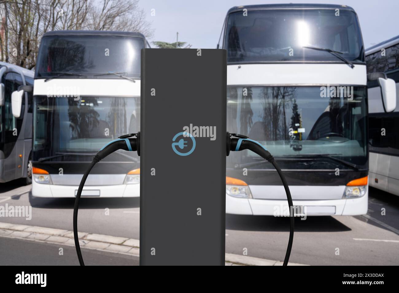 Autobus elettrici con stazione di ricarica Foto Stock