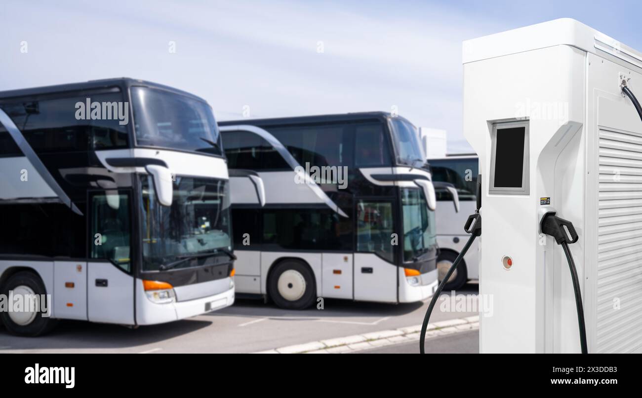 Autobus elettrici con stazione di ricarica Foto Stock