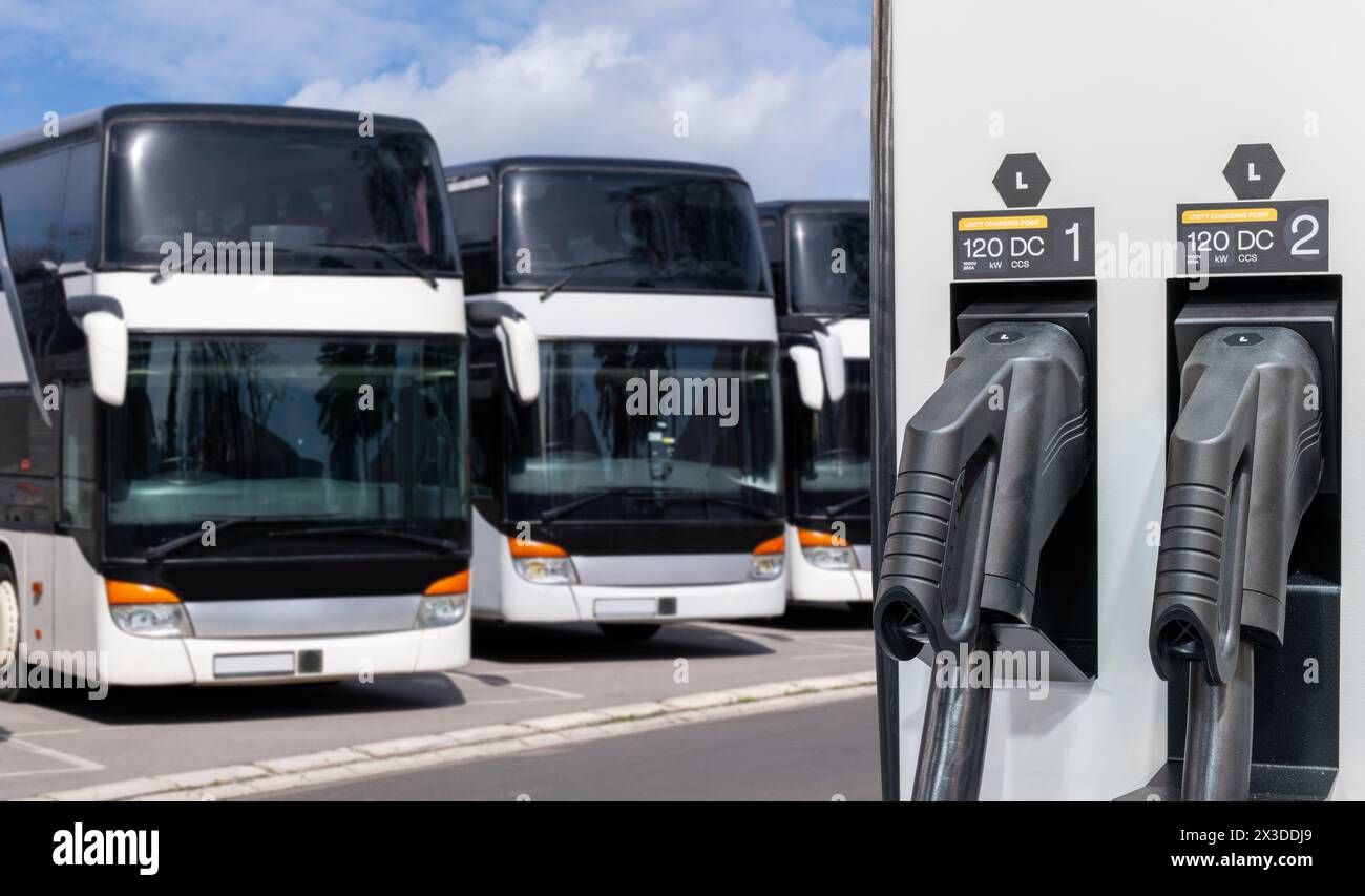 Autobus elettrici con stazione di ricarica Foto Stock