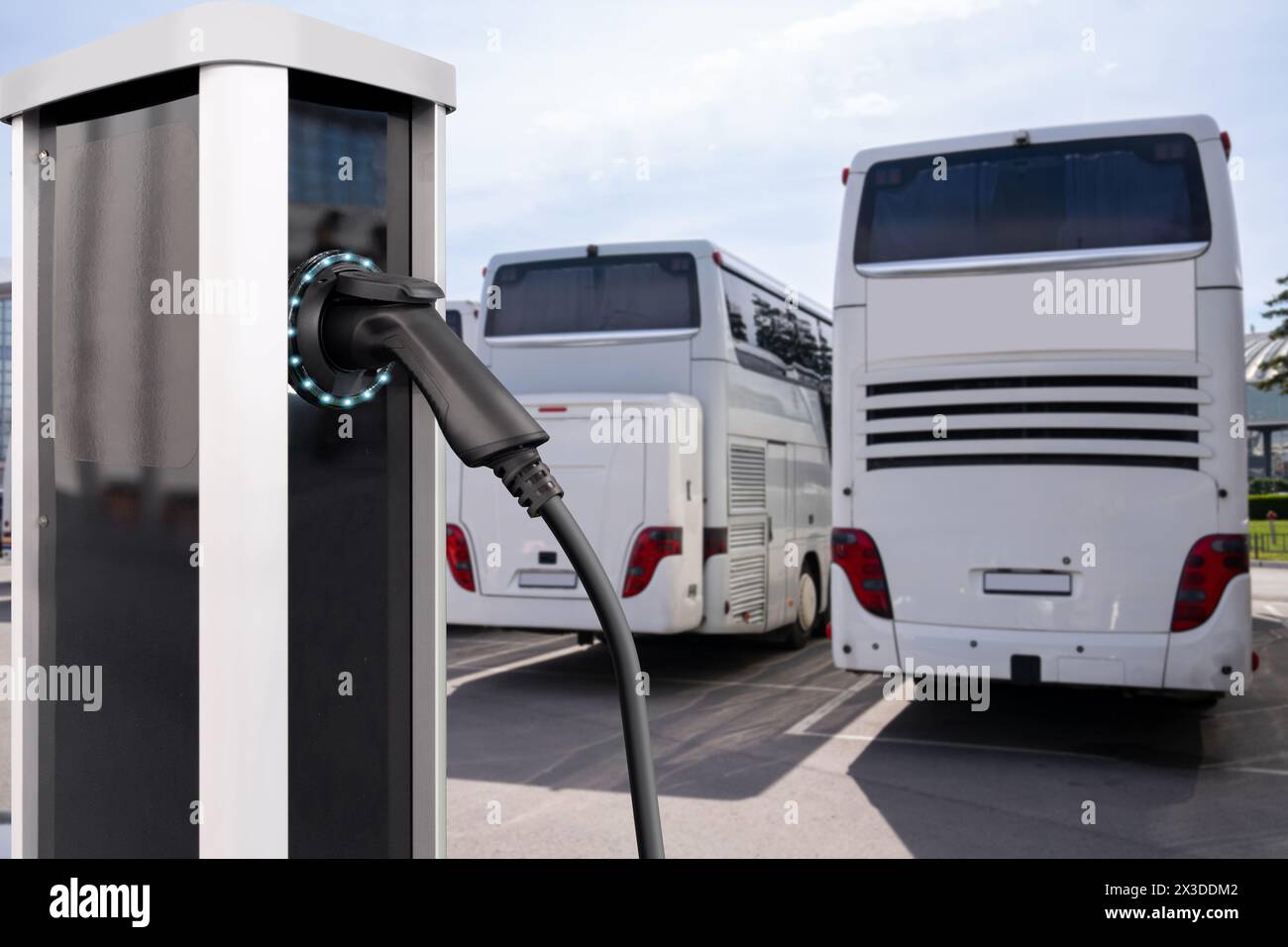 Autobus elettrici con stazione di ricarica. Foto Stock