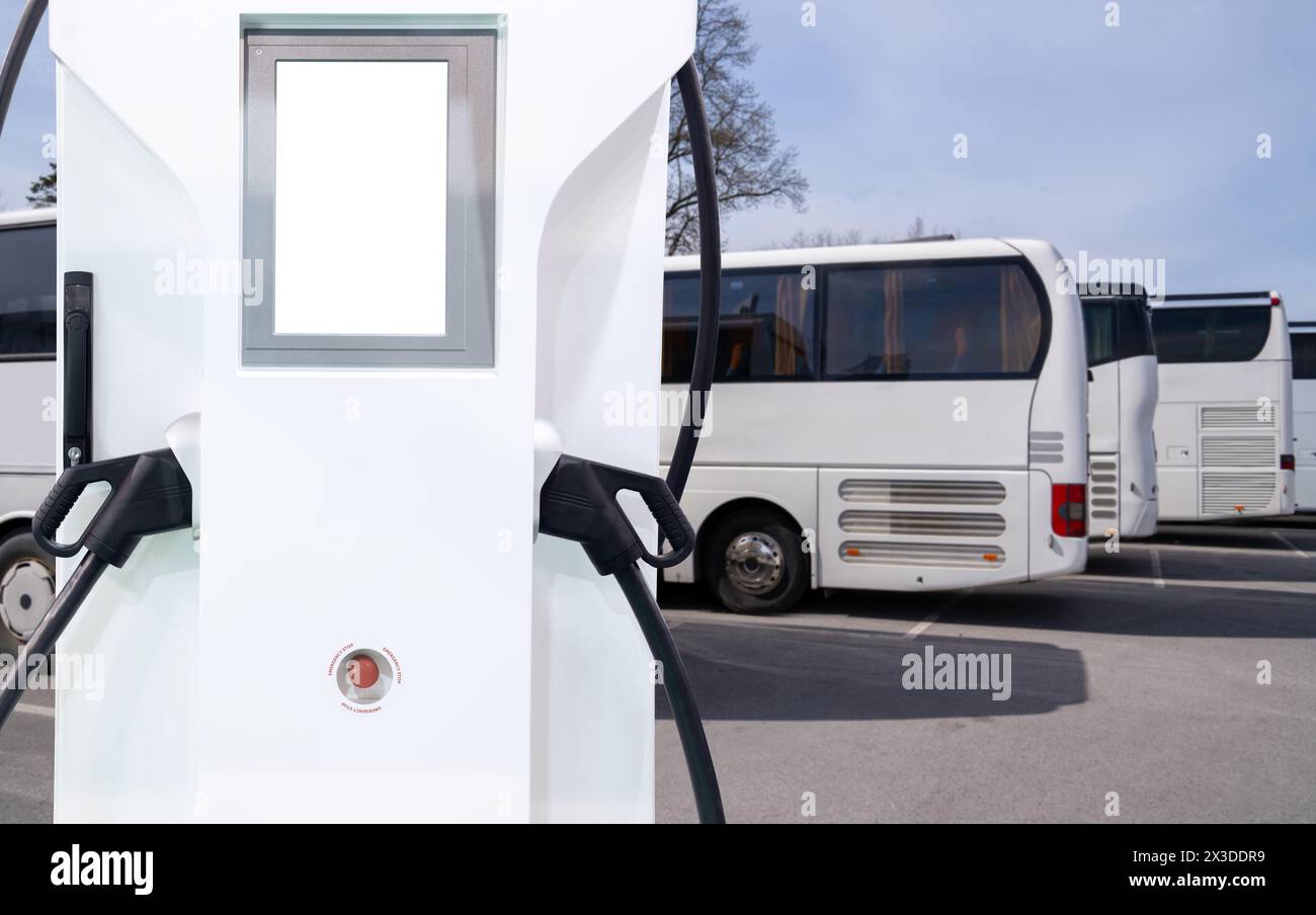 Autobus elettrici con stazione di ricarica Foto Stock