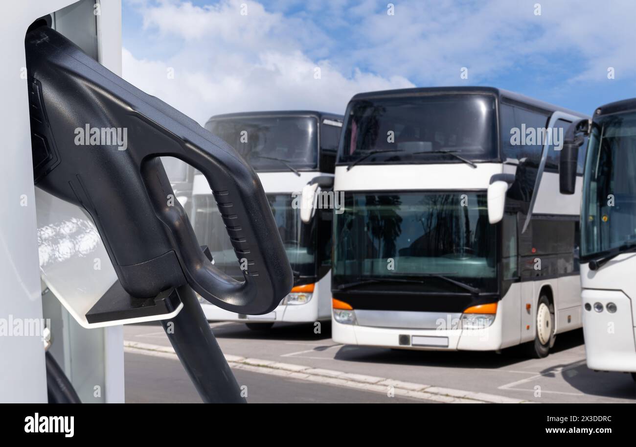 Autobus elettrici con stazione di ricarica. Foto Stock