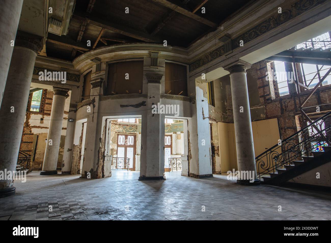 Grande sala scura di vecchio teatro abbandonato del cinema. Foto Stock