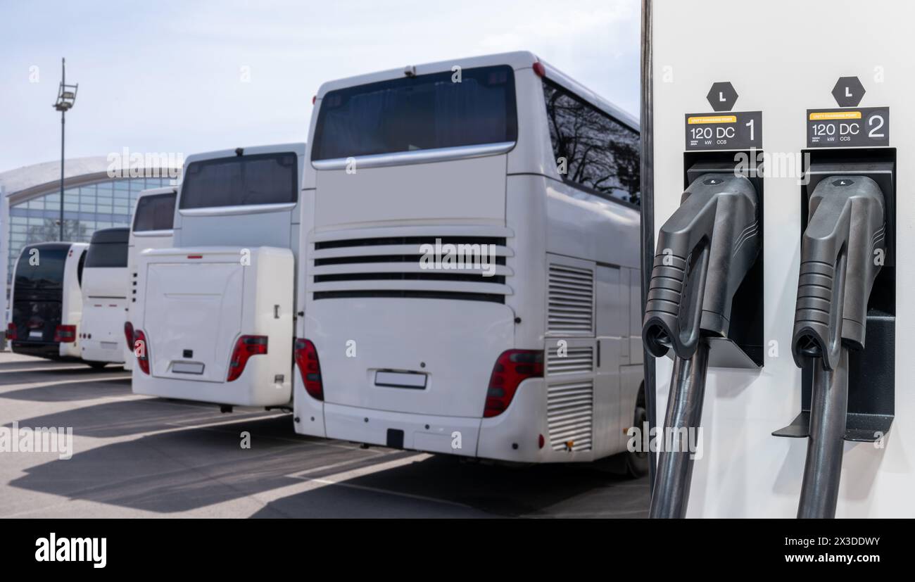 Autobus elettrici con stazione di ricarica Foto Stock